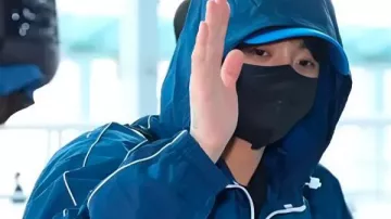 Jung Kook sigue nadando Chaqueta azul que lleva Jungkook en millones de fans ¡Sorprendidos! ¡La aparición de Jungkook en el aeropuerto despierta un revuelo!