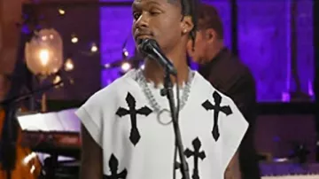 Chaleco de jersey de estampado de cruz larga The Voice S29 Mumi tal como se ve en The Voice