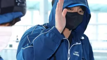 Jung Kook mantiene la chaqueta de natación de Jungkook en BTS (방탄소년단) Vídeo oficial de la actuación 'SWIM'