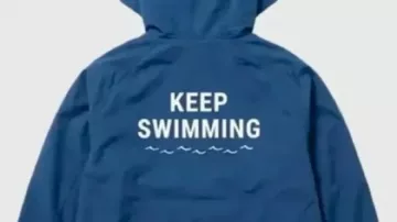 Jung Kook Sigue con la chaqueta de natación