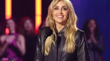 Miley Cyrus 2026 iHeartRadio Music Awards Manteau en cuir de Miley Cyrus dans Miley Cyrus remporte le prix Innovator | En direct lors des iHeartRadio Music Awards 2026