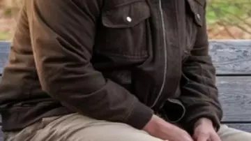 Chaqueta de varios bolsillos usada por (David Harbour) en DTF St. Louis