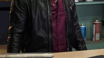 Chaqueta de cuero que lleva (Michael Mando) en la formación de empleados de Better Call Saul
