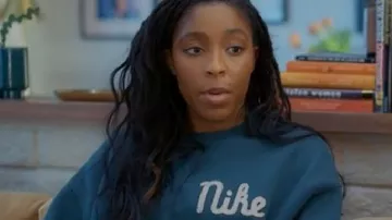 Sweat Shrinking S03 Jessica Williams avec logo court porté par Gaby (Jessica Williams) tel que vu dans Shrinking