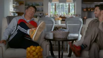 Jordan 1 Mid SE Cheeseburger zapatos que lleva Derek (Ted McGinley) tal como se ve en Shrinking (S03E08)