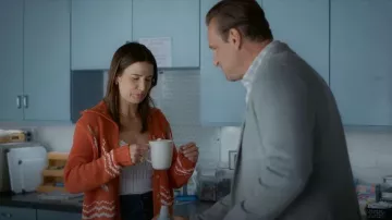 Le grand cardigan à la Grande Barbe porté par Sofi (Cobie Smulders) tel que vu dans Shrinking (S03E09)