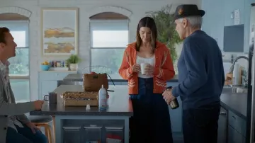 La grande jupe de campagne portée par Sofi (Cobie Smulders) telle que vue dans Shrinking (S03E09)