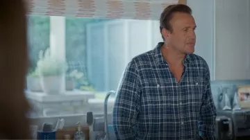 Chemise Chambray éprouvée de la marque Faherty portée par Jimmy (Jason Segel) telle que vue dans Shrinking (S03E09)