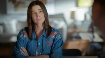 Mother Denim La camisa western bordada de vaqueros Exes & Ohs que lleva Sofi (Cobie Smulders) tal como se ve en Shrinking (S03E09)