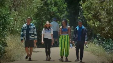 Salomon XT-6 LG4239 llevada por Liz (Christa Miller) tal como se ve en Shrinking (S03E09)
