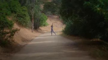 La grande fermeture éclair mérinos en quart portée par Tia (Lilan Bowden) telle que vue dans Shrinking (S03E09)