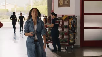 Trench Coat Spiral Alaïa porté par May Grant (Corinne Massiah) tel que vu dans 9-1-1 (S09E15)