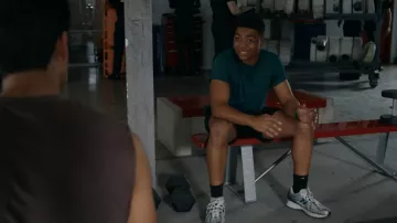 Zapatillas New Balance 1906R en plata verde verdosa usadas por Harry Grant (Elijah M. Cooper) vistas en 9-1-1 (S09E15)