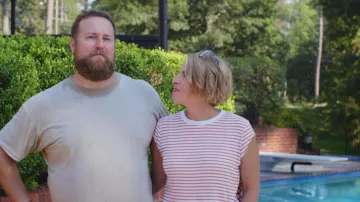 Vieux haut cravate latéral EveryWear Bleu marine porté par Erin Napier tel que vu dans Home Town (S10E11)