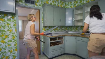 American Eagle AE Low Rise Denim Tomgirl Short worn by Erin Napier as seen in Home Town (S10E11)