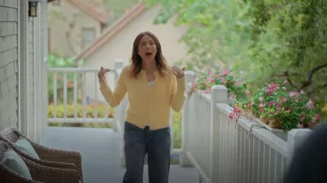 Collier de Jennifer Meyer LA porté par Liz (Christa Miller) tel que vu dans Shrinking (S03E09)