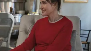 Pull rouge à col rond rétrécisseur porté par Liz (Christa Miller) tel que vu dans Rétrécissement (S03)