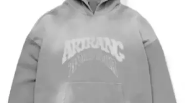 Sudadera gris que lleva Jungkook en BTS (방탄소년단) 'SWIM' Live Clip II. (Versión de piscina)