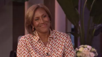 Blusa de seda Burberry Godwit Godwit Tb Monogram Tb llevada por Robin Roberts vista en LIVE with Kelly and Mark el 20 de marzo de 2026