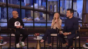 Valentino Toile Iconographe Blusa de seda Jacquard usada por Kelly Ripa, vista en LIVE with Kelly and Mark el 23 de marzo de 2026