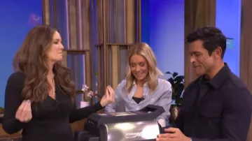 Chemise Celine Romy portée par Kelly Ripa vue en direct avec Kelly et Mark le 30 mars 2026