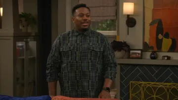 Chemise patchwork Scotch & Soda Relaxed Fit portée par Marty Butler (Marcel Spears) telle que vue dans The Neighborhood (S08E14)