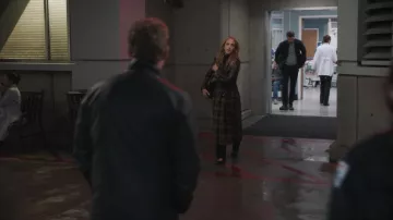 Vaqueros de cintura alta y pierna ancha con tachuelas Reformation Cary, usados por Teddy Altman (Kim Raver), tal como se ve en Grey's Anatomy (S22E15)