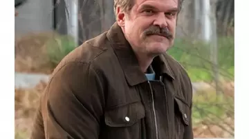 DTF St. Louis 2026 David Harbour Multi Pocket Jacket (David Harbour) visto en DTF St. Louis (S01E06)