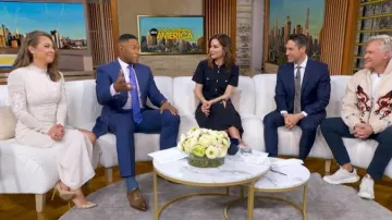 Blusa de cuello falso Reformation Emme usada por Ginger Zee, vista en Good Morning America el 27 de marzo de 2026