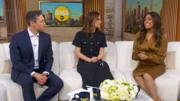 Fashion Nova Call The Shots vestido midi de satén con cinturón llevado por Morgan Norwood visto en Good Morning America el 27 de marzo de 2026