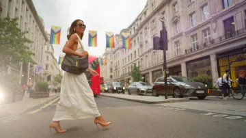 Bolsa de hombro Saint Laurent Jamie 4.3 Maxi YSL llevada por Lady Emma Thynn vista en Ladies of London (S04E01)