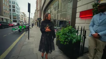 Bolso bandolera con logo negro/dorado de Dolce & Gabbana llevado por Lady Emma Thynn tal y como se ve en Ladies of London (S04E02)