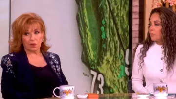 Blazer cheyenne bordado con flores costeras Cinq a Sept llevado por Joy Behar tal y como se ve en The View el 27 de marzo de 2026