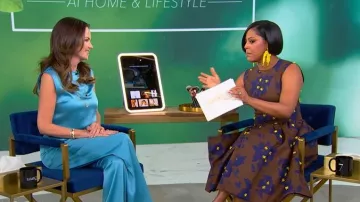 Haut en satin sans manches Crêpe dos Stella McCartney porté par Colby Mitchell, vu lors du Tamron Hall Show le 25 mars 2026