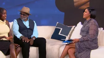 Isabel Marant Gloya vestido camisa asimétrica de seda crepon a cuadros y cuello atlazado llevado por Tamron Hall, visto en el desfile de Tamron Hall el 26 de marzo de 2026