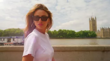 Gafas de sol Saint Laurent Black Cat Eye usadas por la señorita Beqiri tal como se ve en Ladies of London (S04E03)