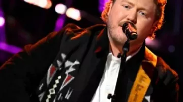 La chaqueta de ante JW Griffin de The Voice S29 tal como se ve en The Voice