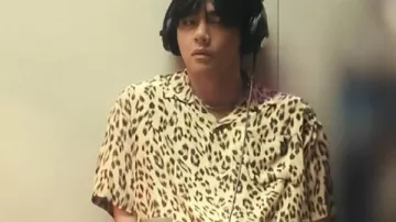 BTS Le Retour du t-shirt léopard Kim Taehyung comme vu dans BTS : THE RETURN