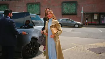 Crema para bolso de hombro Staud Maude usada por Misse Beqiri tal como se ve en Ladies of London (S04E04)