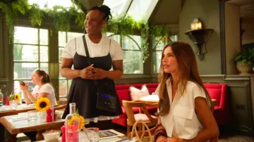 Chemise Camille Bouguessa blanc cassé portée par Mademoiselle Beqiri telle que vue dans Ladies of London (S04E05)