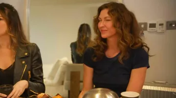 T-shirt standard en coton Citizen porté par Margo Stilley tel que vu dans Ladies of London (S04E05)