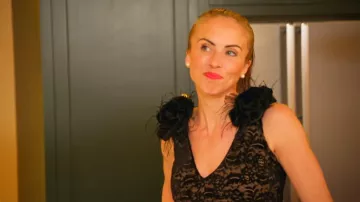 Nadine Merabi Kayla Robe noire portée par Myka Meier telle que vue dans Ladies of London (S04E05)