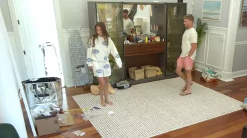 Les shorts The Mayfair Group Your Are Enough portés par Amanda Batula tels que vus dans Summer House (S10E09)