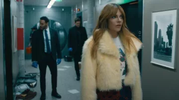 Chaqueta corta de piel sintética con punta de chica desagradable llevada por Morgan Gillory (Kaitlin Olson) vista en High Potential (S02E17)