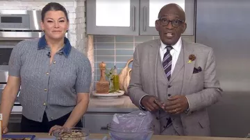Sandro Cardigan avec col en denim porté par Gail Simmons tel que vu dans Today le 31 mars 2026