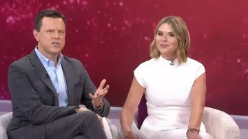 Camiseta Khaite Andra en esmalte usada por Jenna Bush Hager como se ve en Today with Jenna & Sheinelle el 1 de abril de 2026