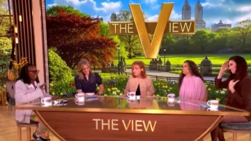 Petos bordados con rosa perla de magnolia que lleva Whoopi Goldberg, tal como se ve en The View el 1 de abril de 2026