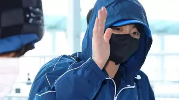 ¡Jung Kook sigue con la chaqueta de natación de Jungkook en millones de fans sorprendidos! ¡La aparición de Jungkook en el aeropuerto despierta un revuelo!