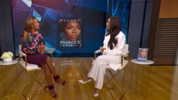 Sandales à bretelle à franges Alaia portées par Robin Roberts, telles que vues dans Good Morning America le 1er avril 2026