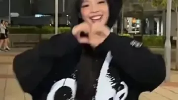Sudadera negra Jennie Kim X Complexcon Hong Kong